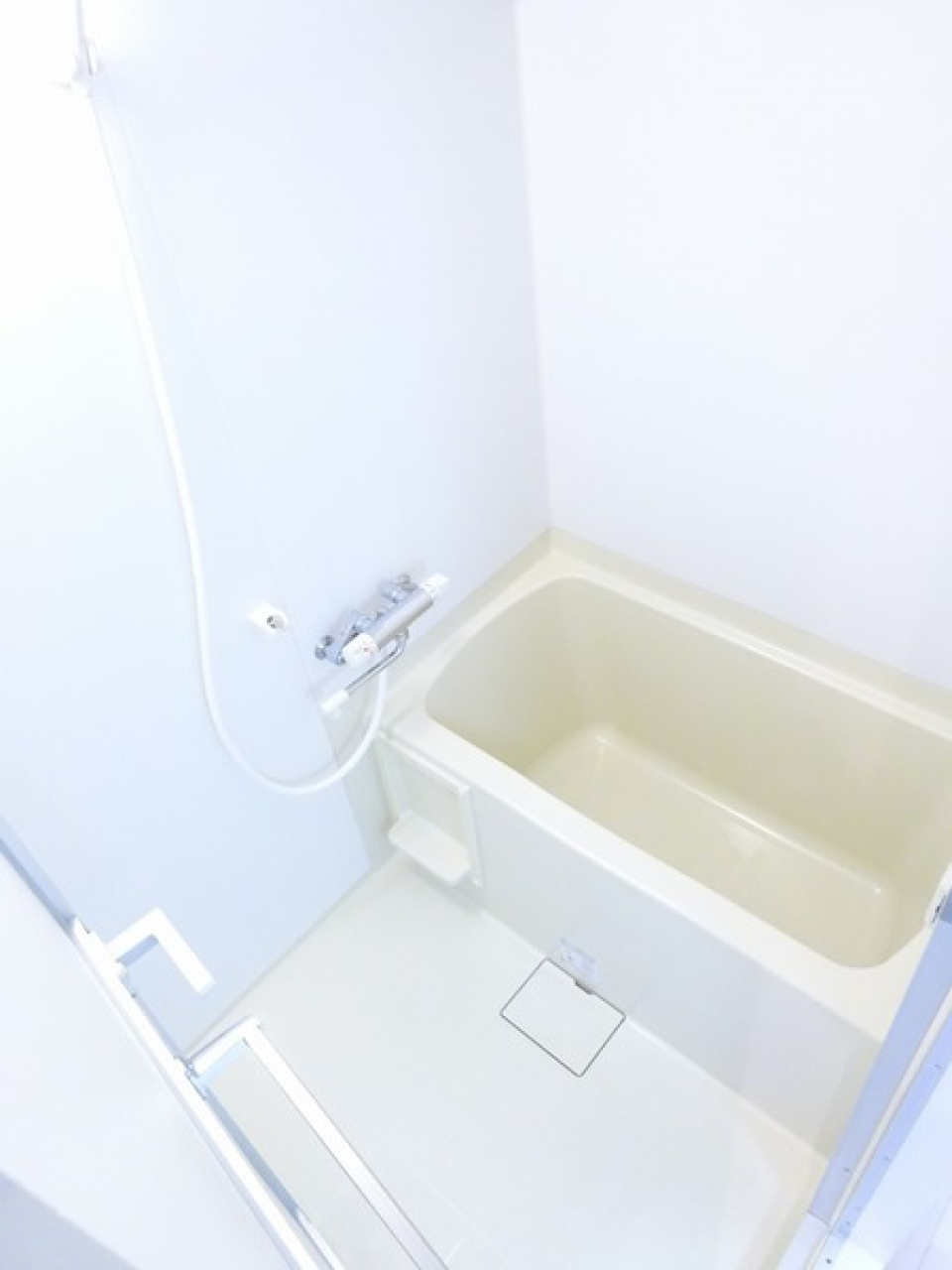 白くまとめられた浴室です。