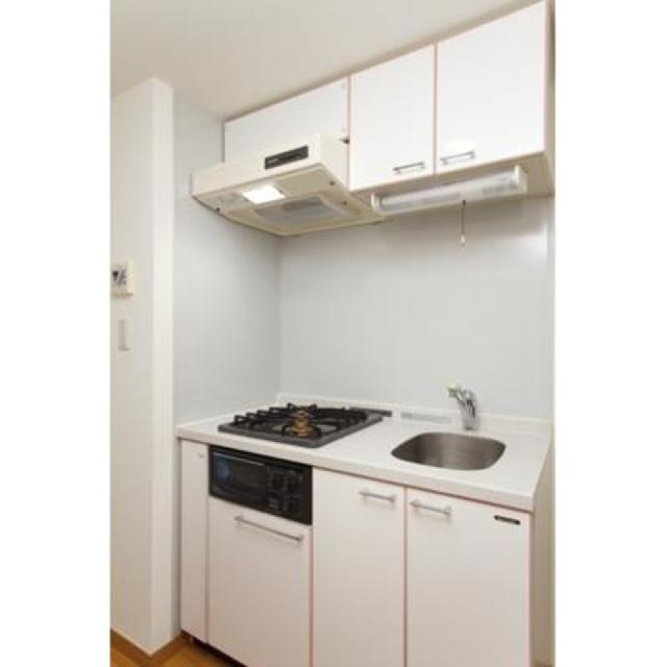 キッチンはコンパクトながらに、上段にも収納スペースが確保されている有能なキッチン。
※写真は同タイプ住戸です。
