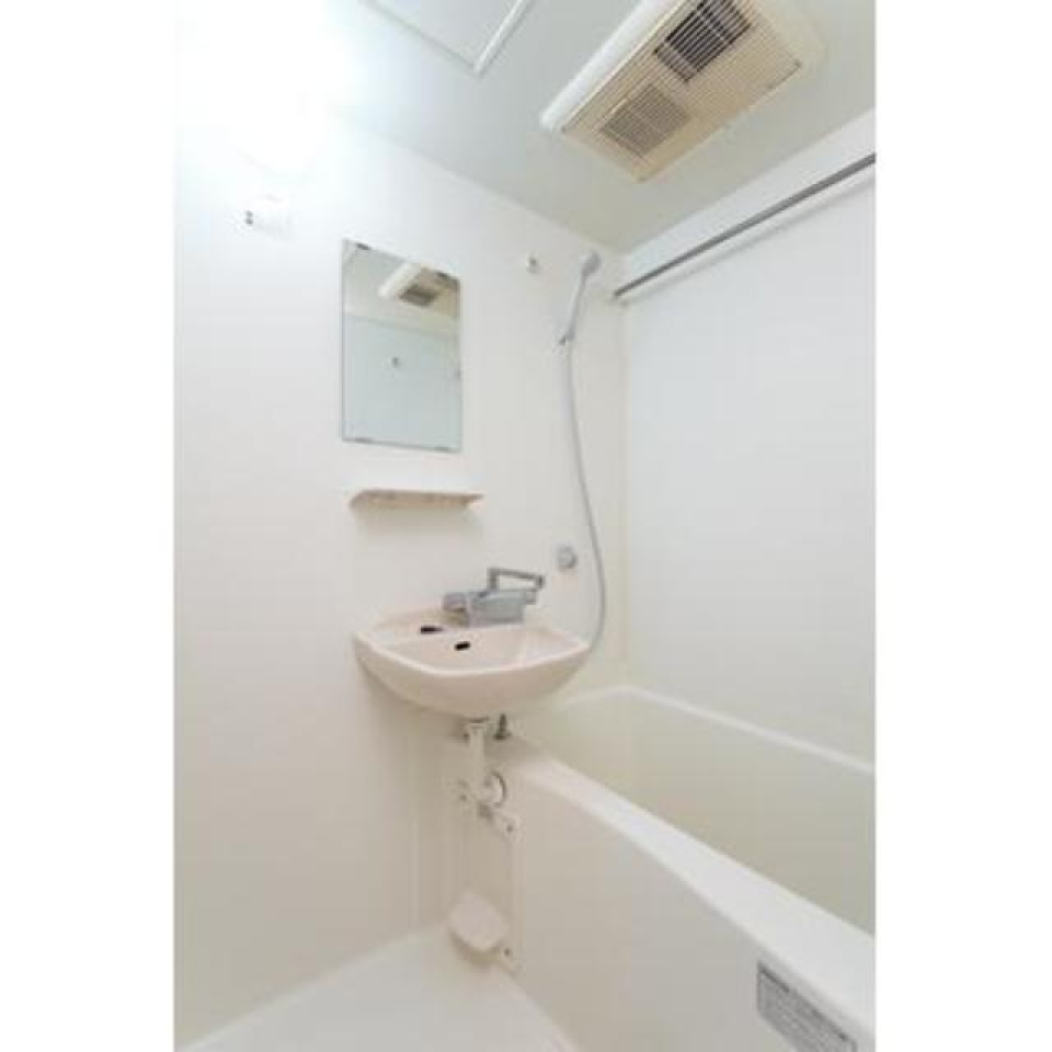 浴室乾燥機付きのバスルーム。
※写真は同タイプ住戸です。