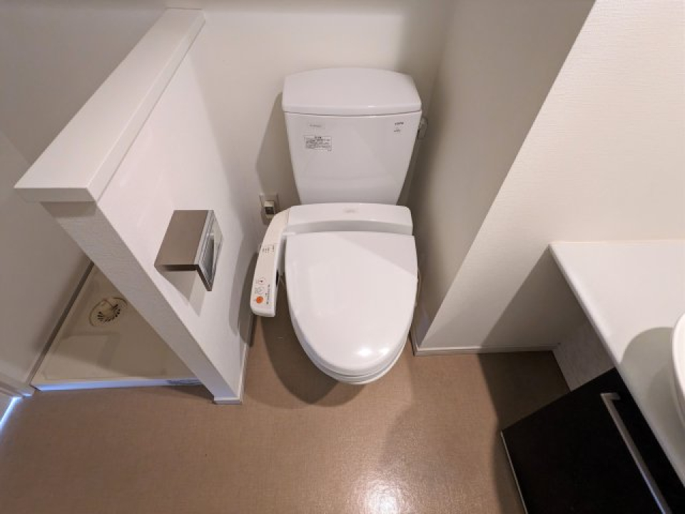 洗面台と同じ空間にあるトイレは、清潔感があります。ウォシュレット付きのトイレです。