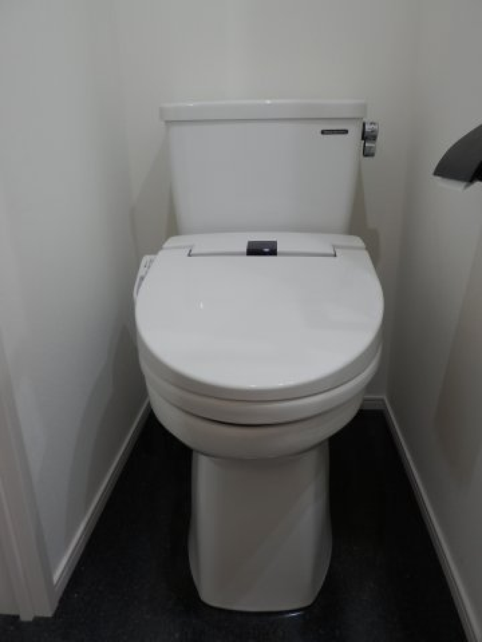 モノトーンでシンプルなトイレ。
