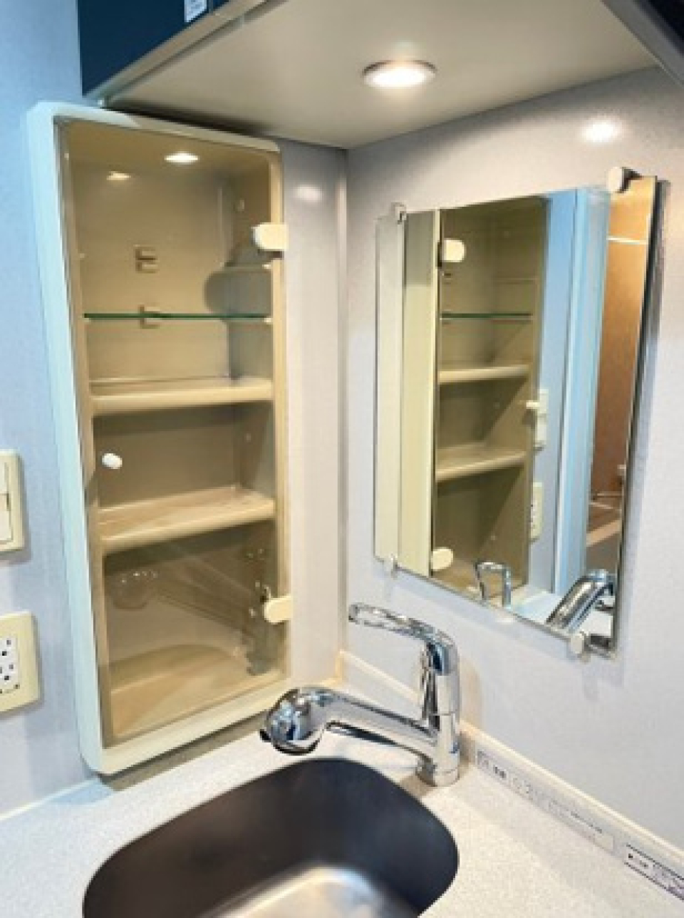 鏡と扉付きの棚を設け、キッチン兼洗面化粧台に。限られたスペースを有効活用！