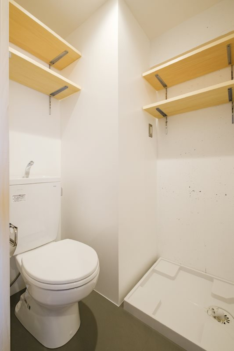 サニタリースペース。トイレ用と洗濯機用にそれぞれに簡易棚が付いているのがありがたい。