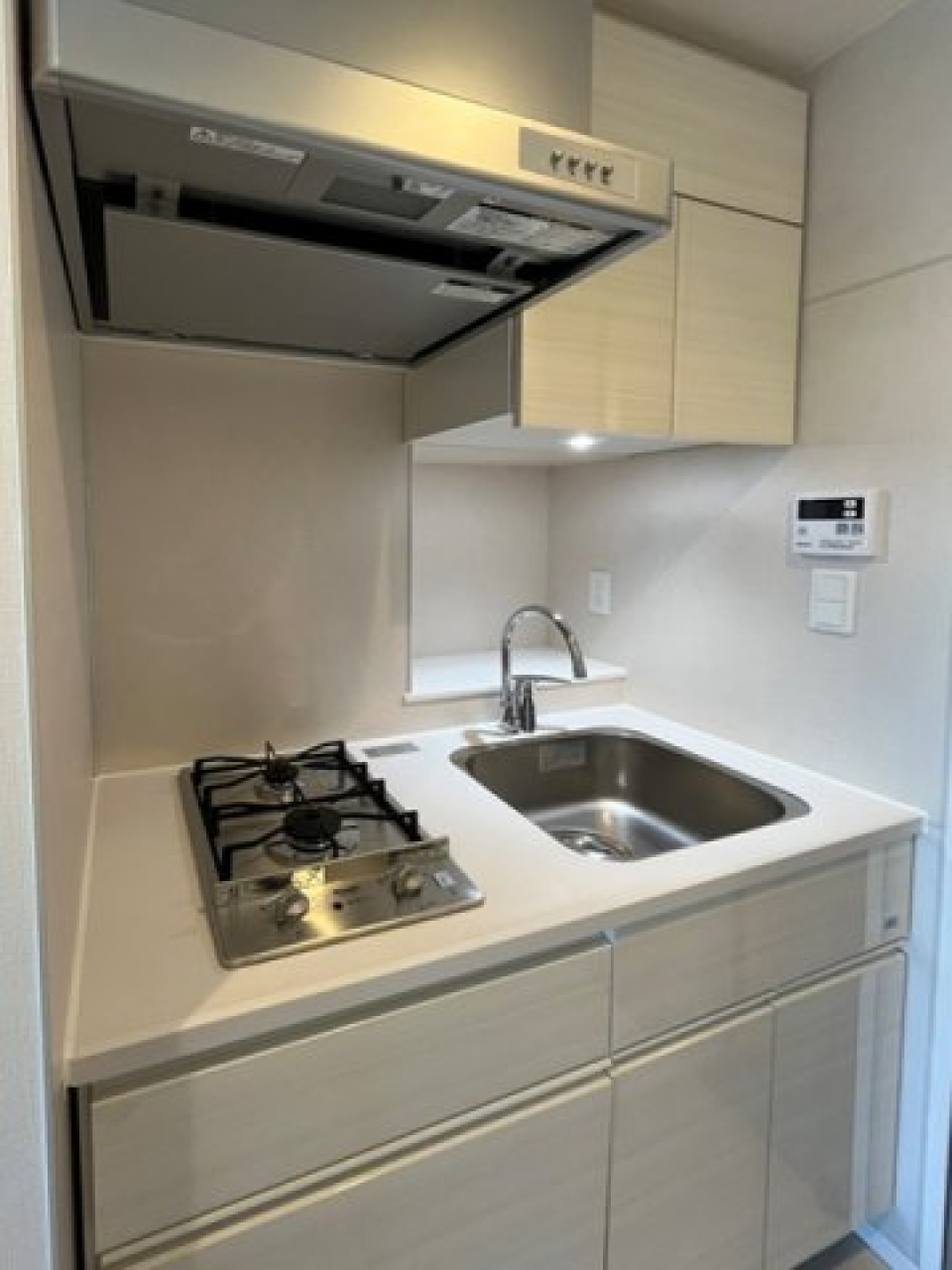 コンパクトなキッチンはお掃除が楽なのが特徴です。グリル付きのシステムキッチンです。
※写真は同タイプ住戸です。