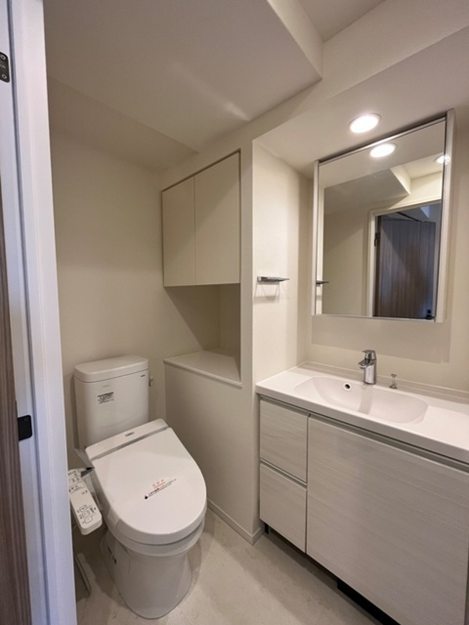 トイレと洗面台が一緒になっている設計で、トイレはウォシュレット付きです。
※写真は同タイプ住戸です。