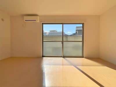 シンプルなリビングダイニングにドンと大きな窓