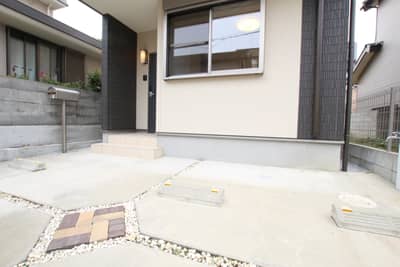 建物前に舗装駐車場