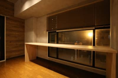 西面の窓には造作の机とブラインド。リモートワークにも
