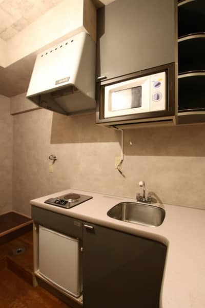 キッチンは小さいけど機能的。1人暮らしにはちょうどいい
