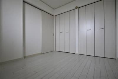真っ白な5帖の洋室。