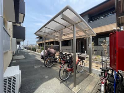屋根付き駐輪場も完備