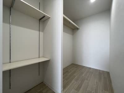 ウォークインクローゼットは奥行きがあって小部屋のよう