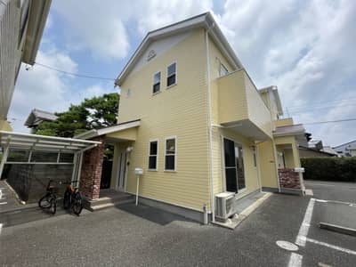 薄いイエローの外壁が目印