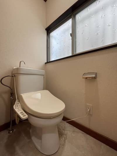 大きな換気窓付きのトイレ