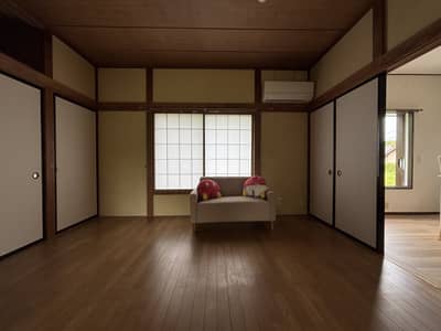 和室のお隣にある6帖の洋室。リビングとして使えます