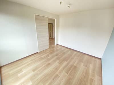 バルコニーに面した6.4帖の洋室