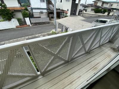 南向きのロングバルコニー。
1階だけど前面道路より高い位置で目線が気になりにくい