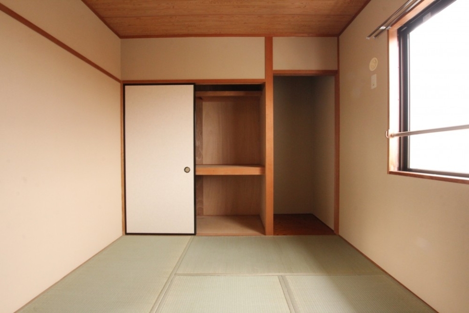 和室の様子。押し入れに床の間。畳に加え襖や壁紙もキレイです。