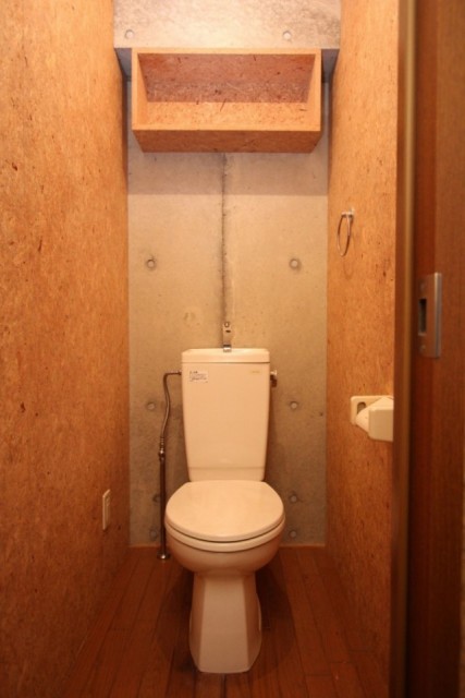シンプルなトイレが個性的な空間を引き立てています