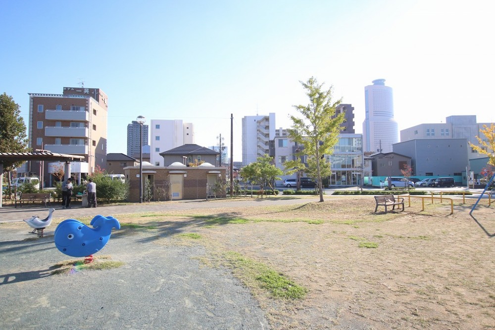 すぐ近くには大きな都市公園の「野口公園」。