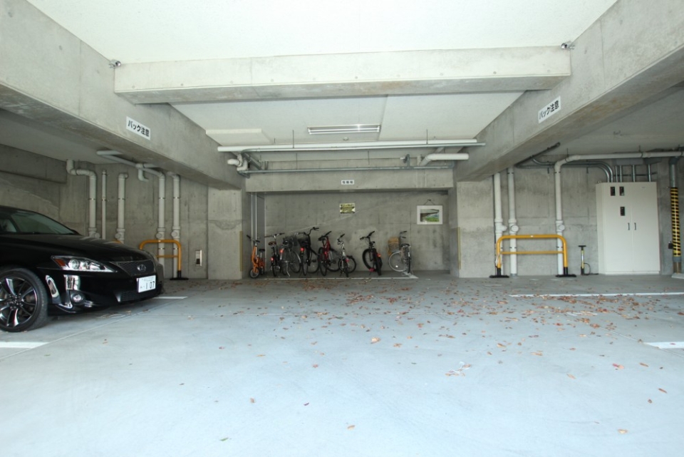 １階は駐車場と駐輪場になっている。