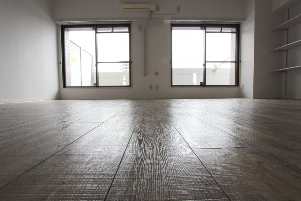 ヴィンテージ感のある床材がシンプルながらもセンスの良い雰囲気を作り出しています