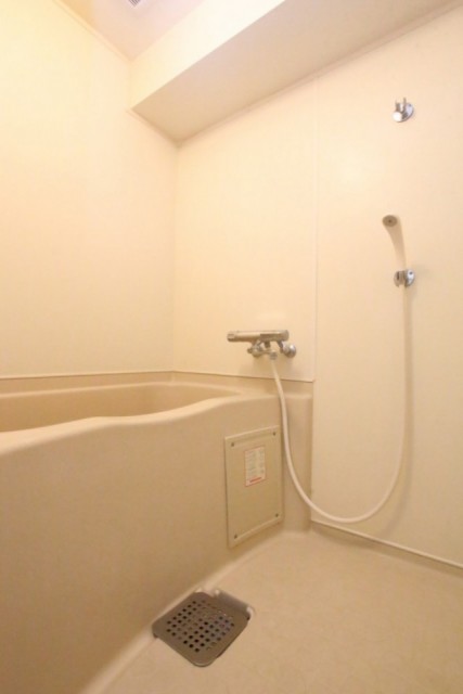 サーモ水栓に変更されているが古さを感じる浴室。
