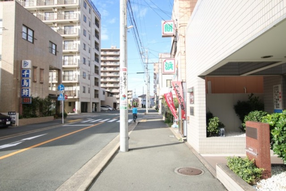 近くに飲食店やスーパーなども多く、とっても便利な立地です。