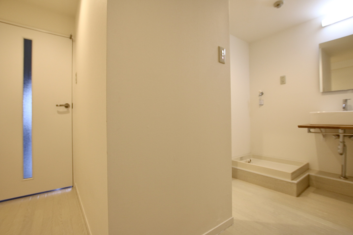トイレの壁を挟んだ扉の先が洋室です
