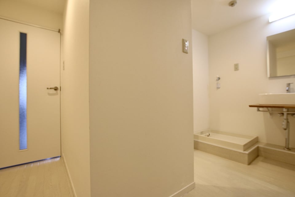 トイレの壁を挟んだ扉の先が洋室です