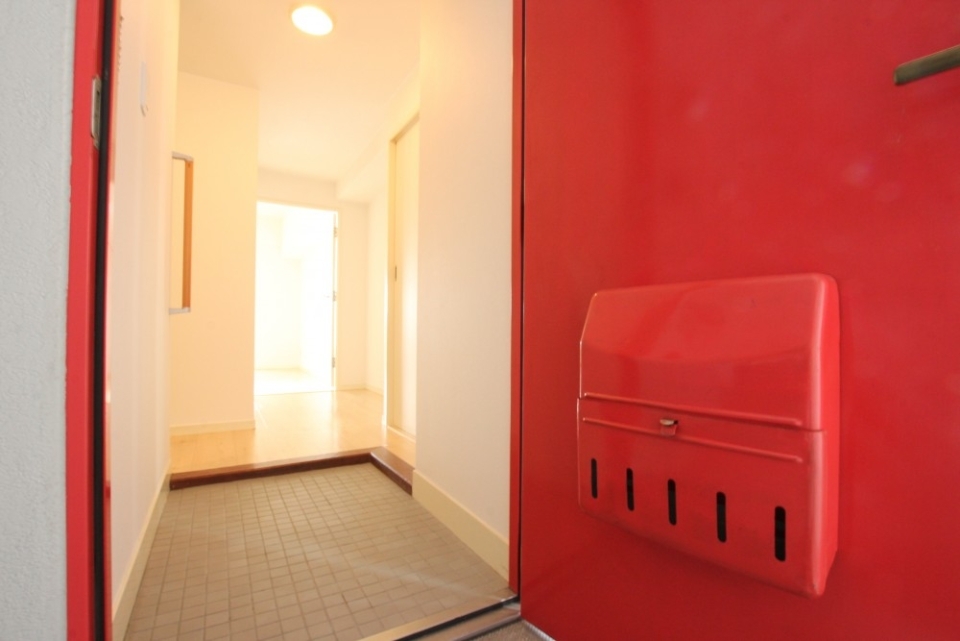 ポストのように赤くて可愛らしい玄関ドア
