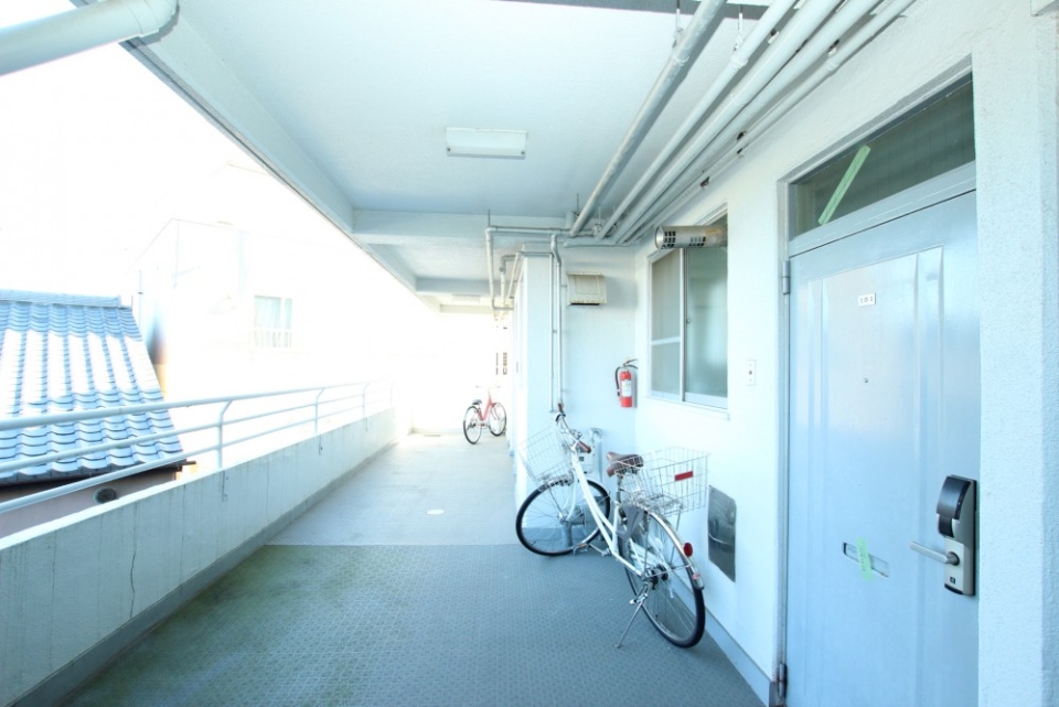 共用廊下が広いので自転車も玄関前において安心（消防法的にはNGです）