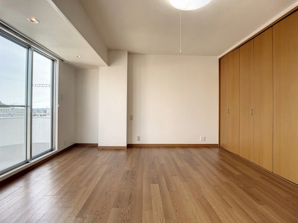 10.4帖のお部屋からもバルコニーに出られる。