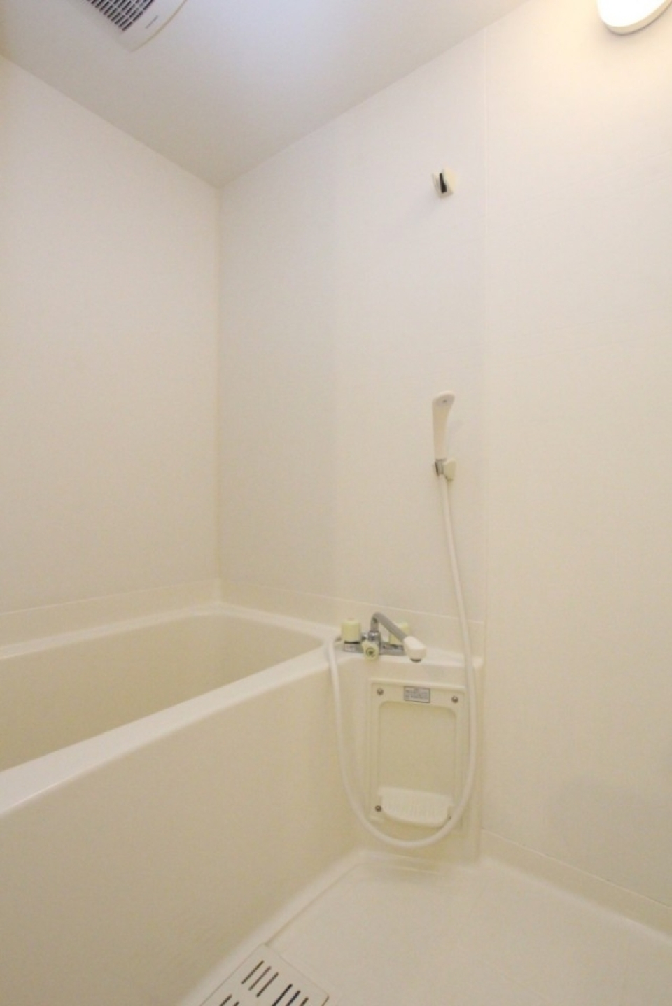 浴室はシンプルに白1色。