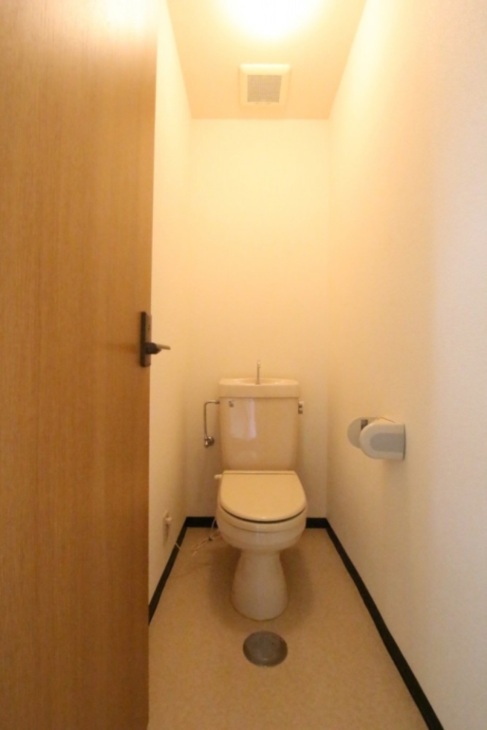トイレは珍しい内開き扉でした。
