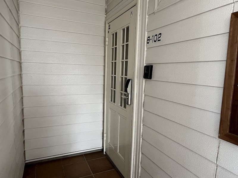 玄関外も海外チックでおしゃれ。