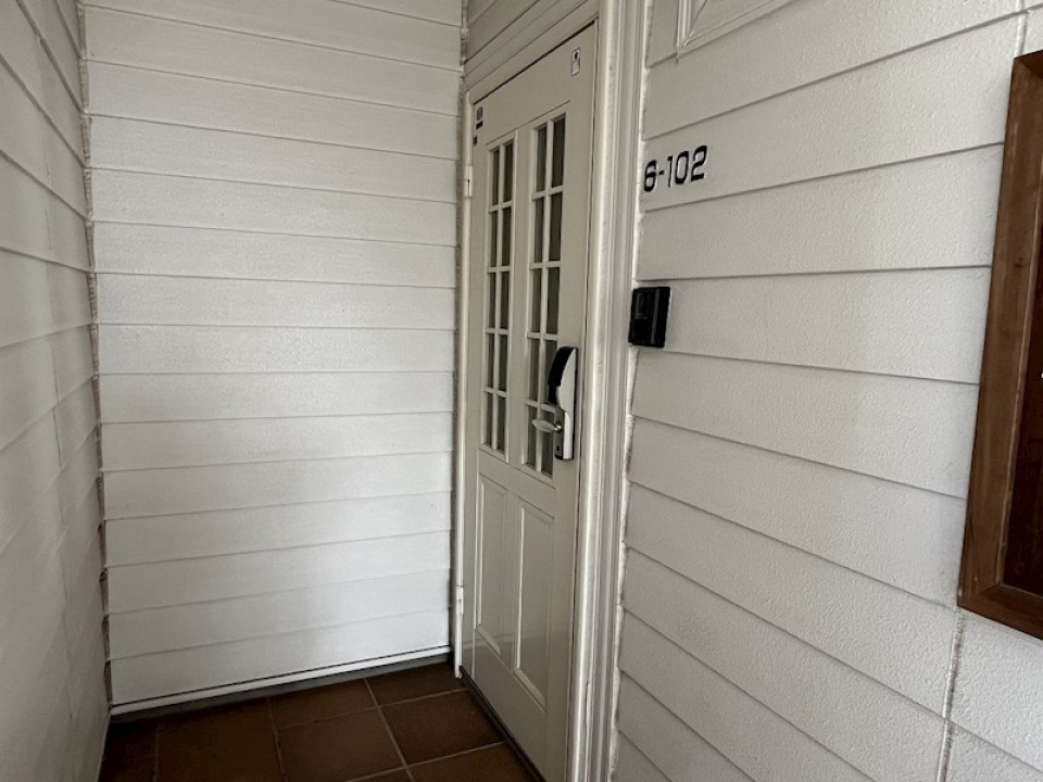 玄関外も海外チックでおしゃれ。