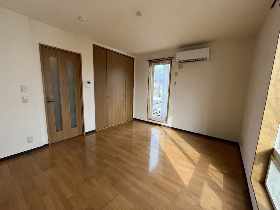 8帖の洋室は白とブラウンで統一。