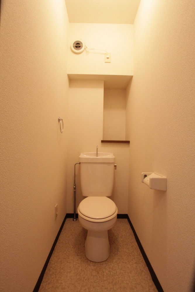 トイレも他の部屋に比べて広いです。