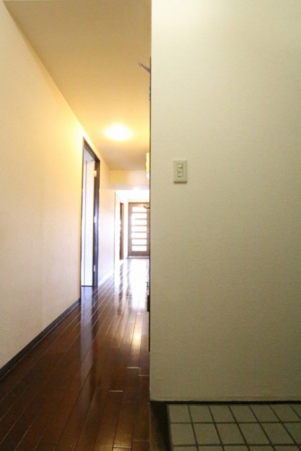 この廊下の長さでお部屋の大きさ実感出来るのでは...。