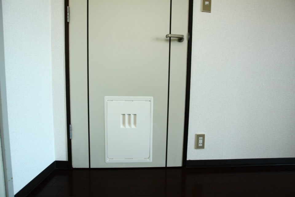 ドアにはペット用の通り抜けドアが付いている。