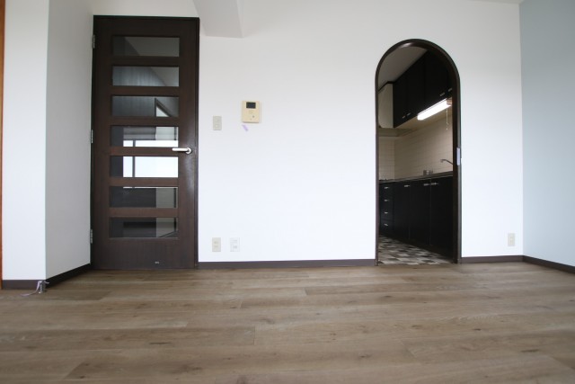 キッチンへの入り口はアーチ型です。扉は廊下へ。