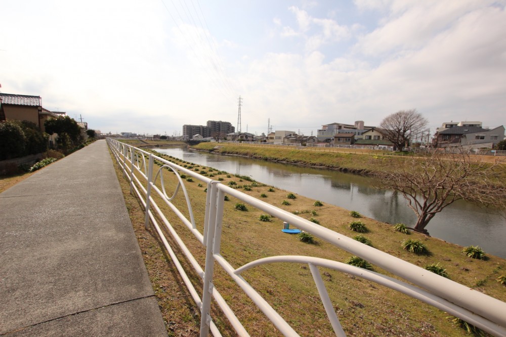 西に50ｍ歩くと馬込川沿いの歩道がある。ランニングに最適。