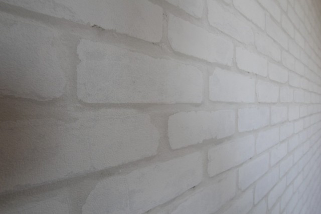 白煉瓦の壁紙は凹凸感ありません。