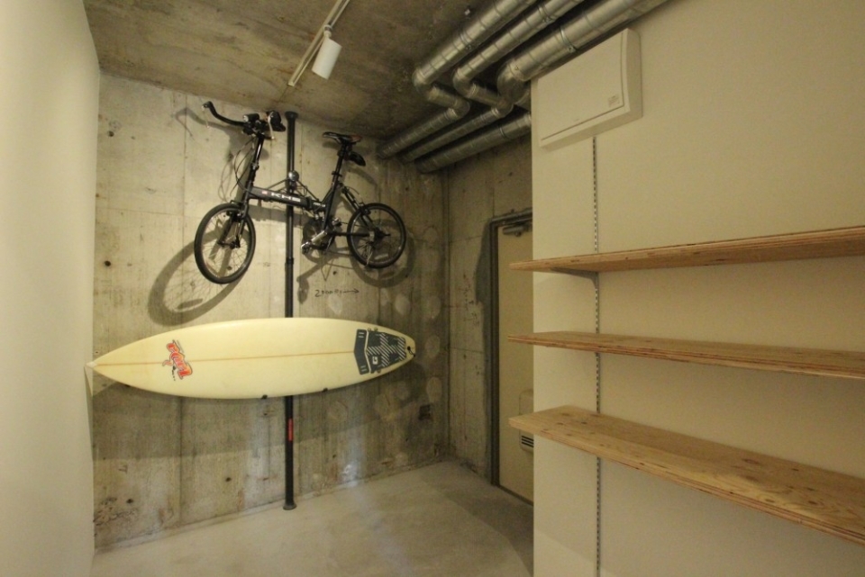 玄関土間部分。サーフボードや自転車を魅せ収納できる程のスペース(ラックは参考品)