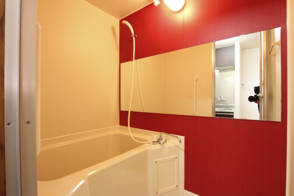 お風呂は一面が思い切りの良い赤っ!! 大きな鏡もポイント 