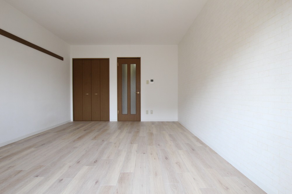 長方形の11帖の室内は壁面が大きく家具の配置も困らない。
