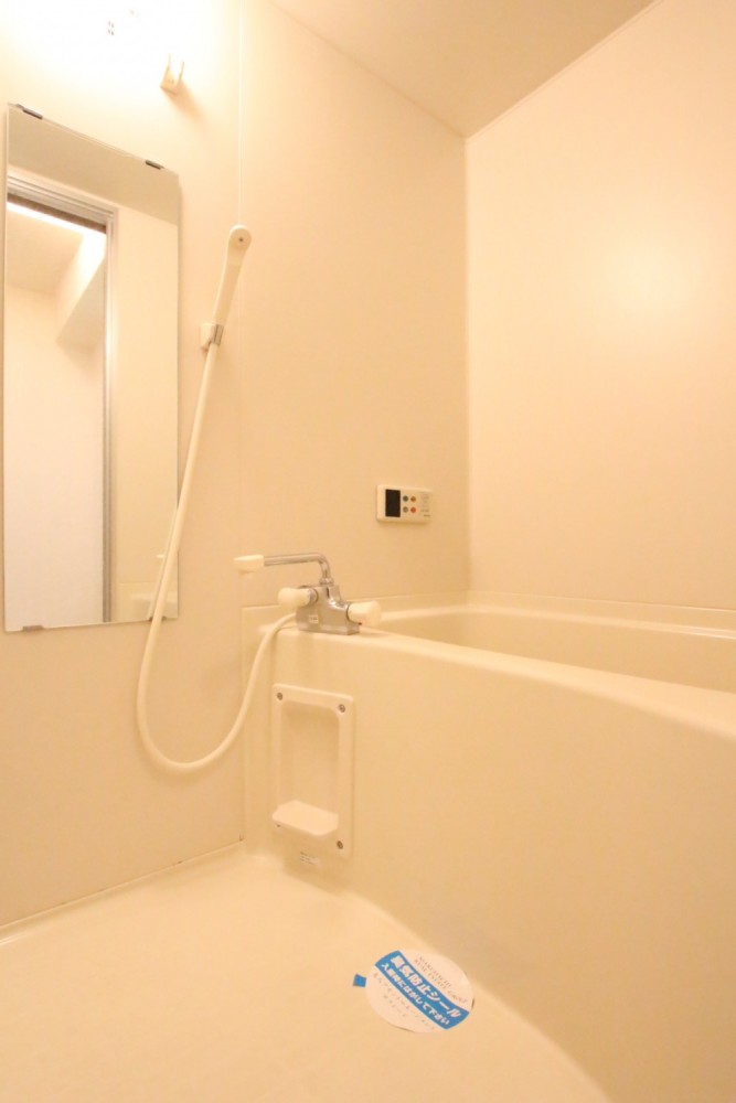 浴室はシンプルな白1色。