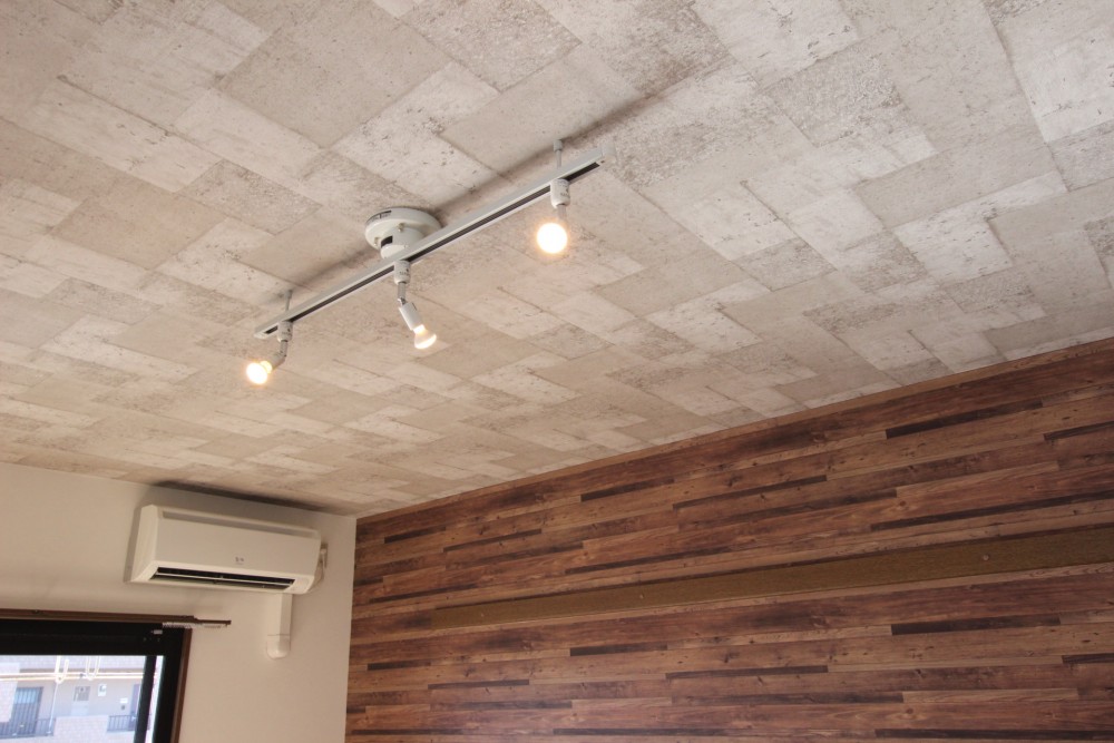 小さいが照明もついている。天井はコンクリート風デザイン。