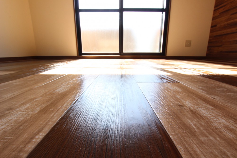 床材はフロアタイル。無垢材っぽい。